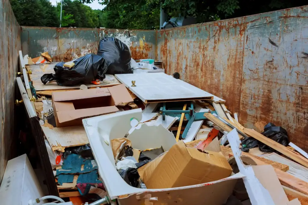 Container mit Sperrmüll und Bauschutt bei einer Entrümpelung in Singen