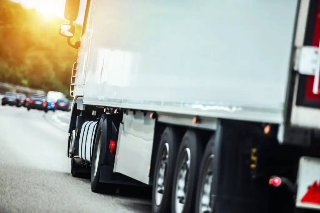 Lkw auf der Autobahn bei einem Fernumzug