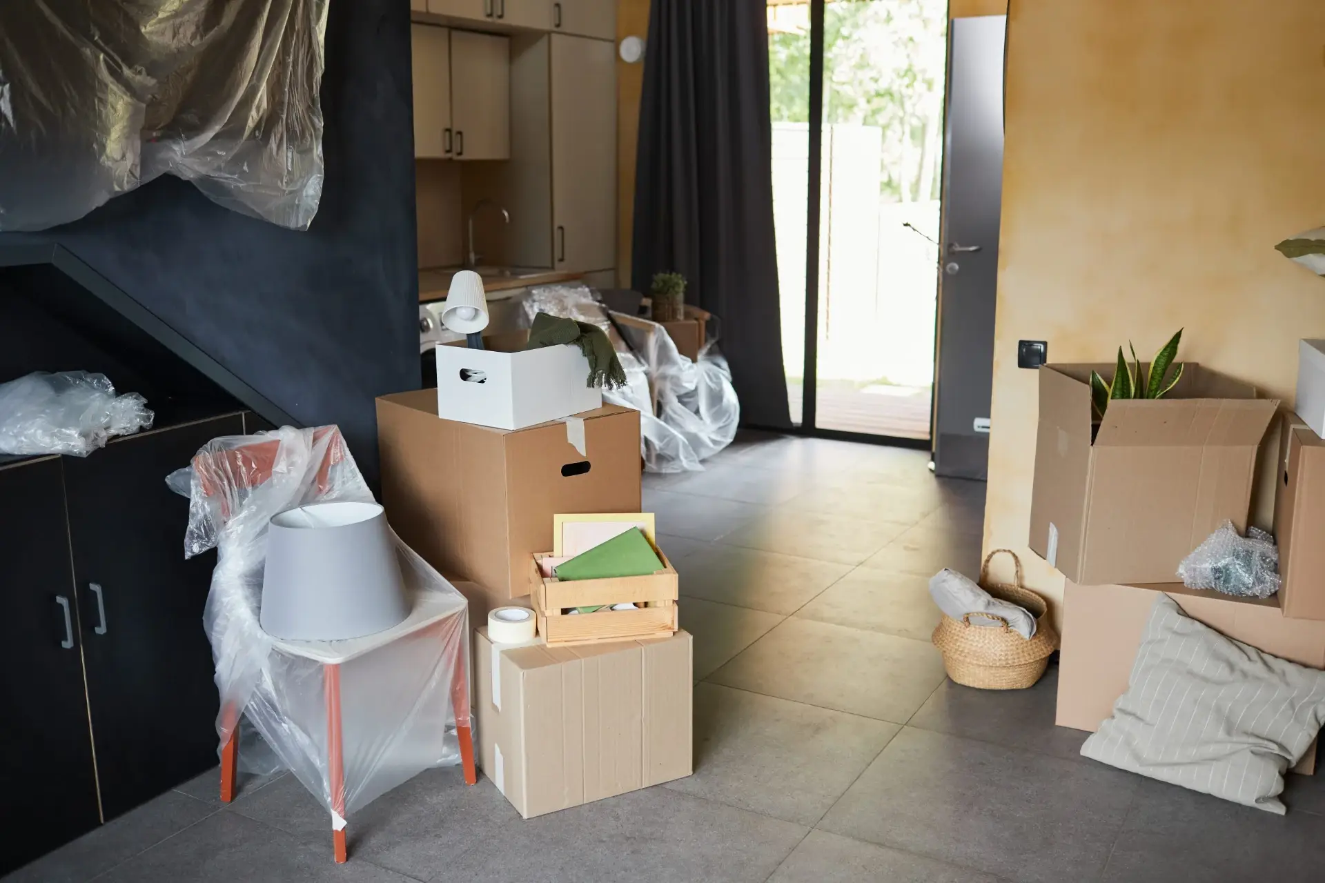 Umzugskartons und Möbel in einem Zimmer bei einer Haushaltsauflösung