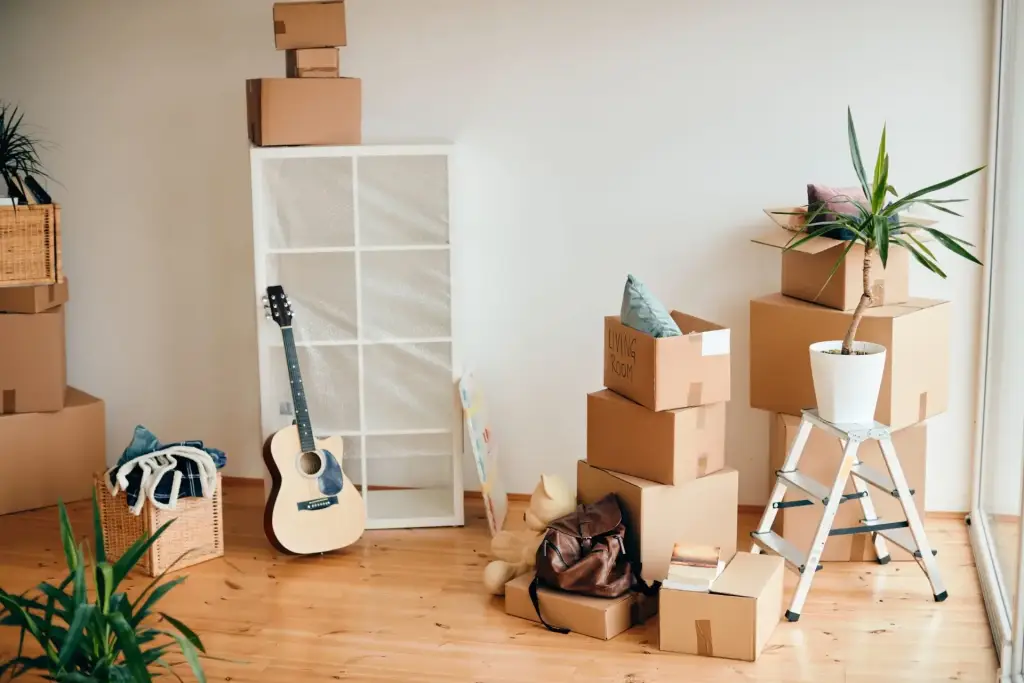 Umzugskartons, Gitarre und Regal in einer sonnigen Wohnung am Umzugstag
